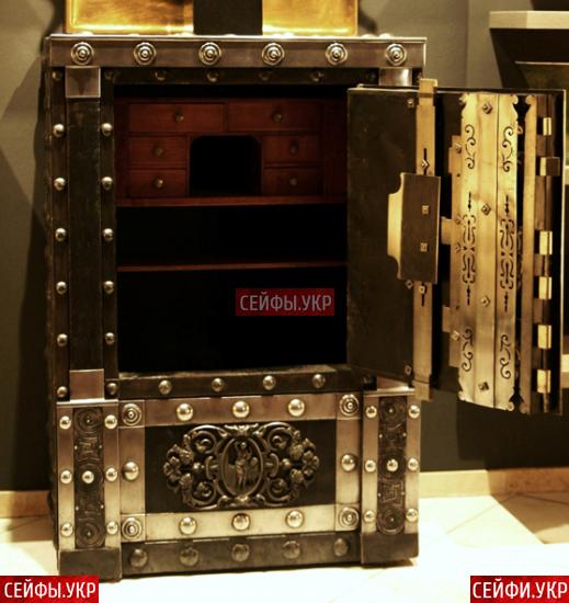 Антикварный сейф 1860 года с секретами и 4 ключами, Италия